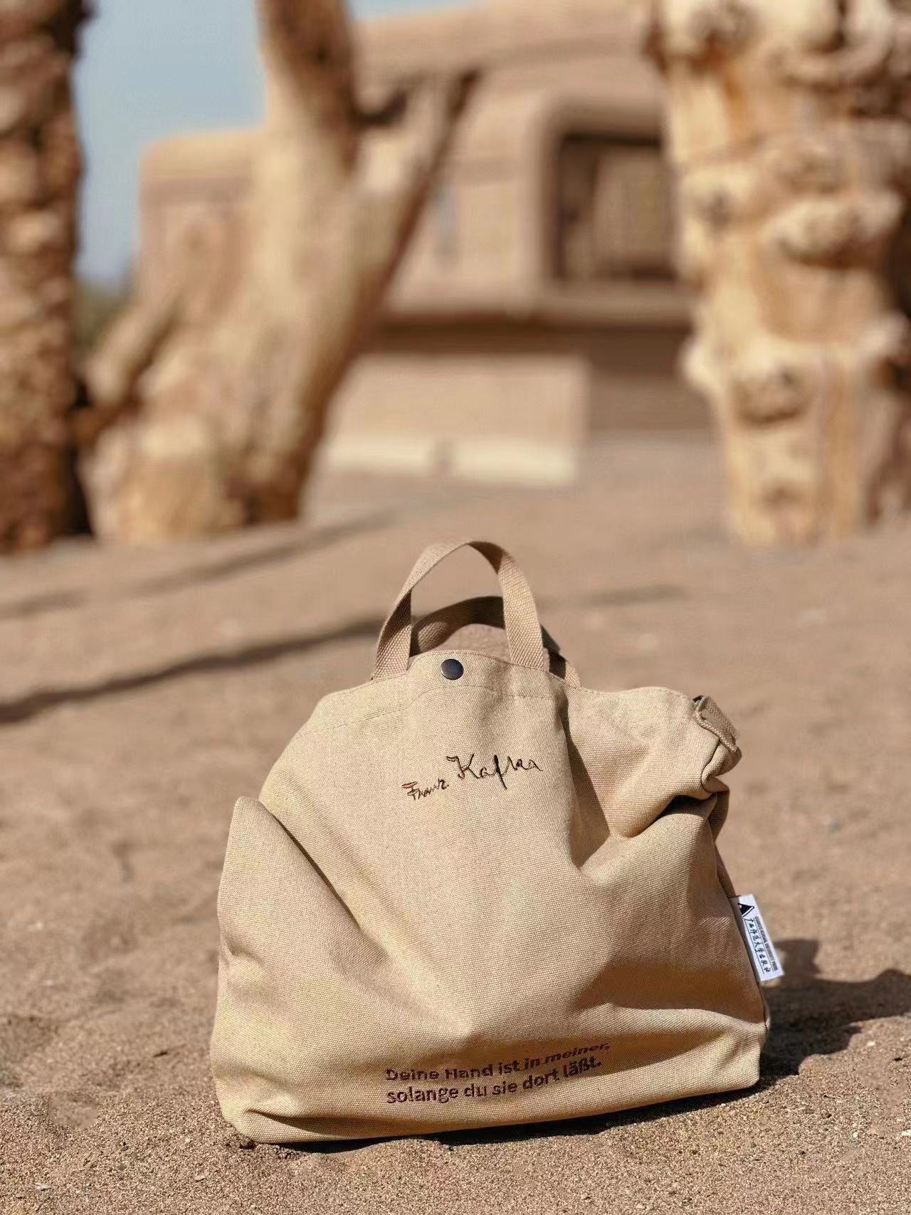 卡夫卡签名刺绣托特包