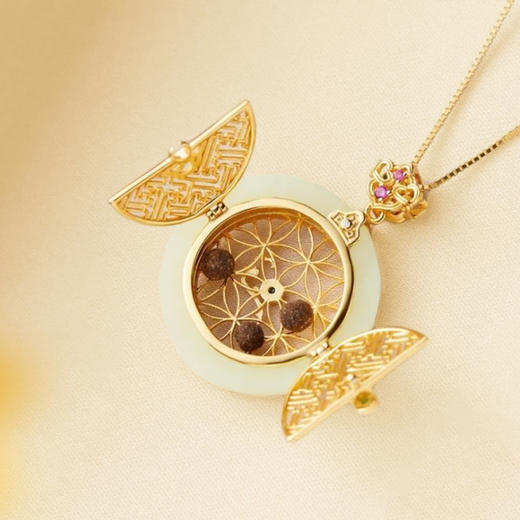 【售罄】和田玉香囊项链，精美窗格镂空，赠3颗沉香珠，放入幽香随身 商品图3