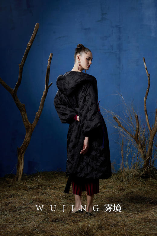 3203007 瑰意成绮 进口高级双层暗纹蕾丝刺绣工艺料（填充90白鸭绒）羽绒服 雾境 商品图5