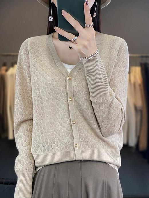 2023秋新款韩版女士V字领精纺羊毛长袖针织衫女士外搭单排扣开衫 商品图0