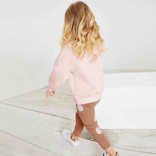 【欧美风格！儿童套装】欧美长袖女童卫衣套装秋季儿童套装可爱女孩裤套装，优质棉质、精致细节、舒适耐穿。无论是日常活动还是特殊场合，都能散发出欧美风范。 商品图2