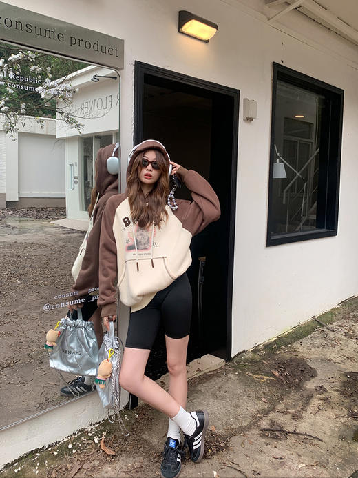 <曾小咸推荐>【美式复古】咖拼杏插肩袖卫衣 商品图1