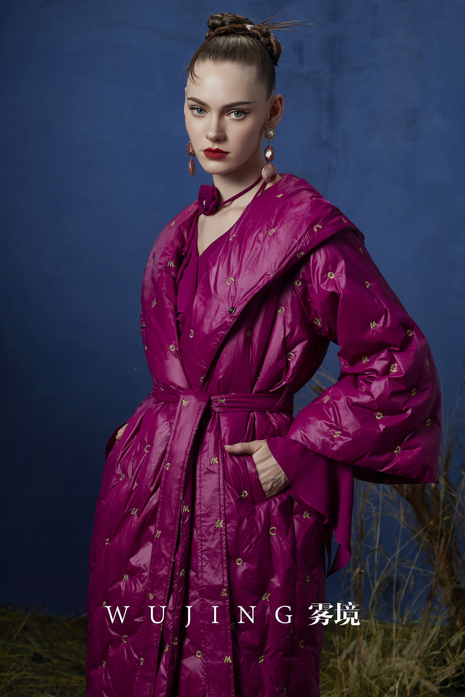 3203014 兰樱紫晶 定制金丝线刺绣高级工艺料羽绒服 雾境