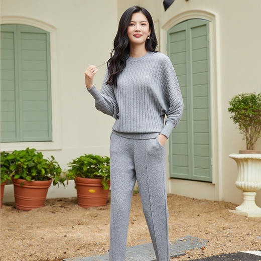 东黎 •  小山羊绒女士秋冬圆领抽条宽松蝙蝠袖羊绒衫  3101 商品图3