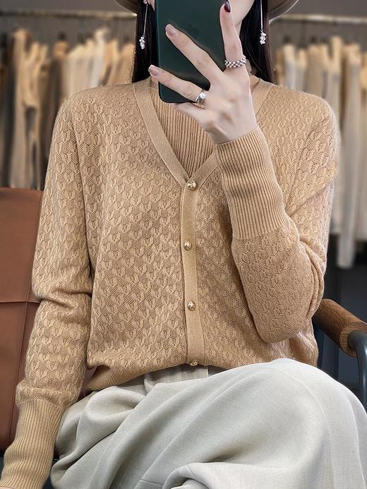 2023秋新款韩版女士V字领精纺羊毛长袖针织衫女士外搭单排扣开衫 商品图2
