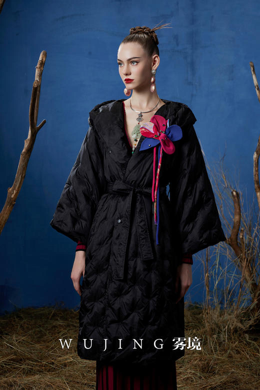 3203007 瑰意成绮 进口高级双层暗纹蕾丝刺绣工艺料（填充90白鸭绒）羽绒服 雾境 商品图0