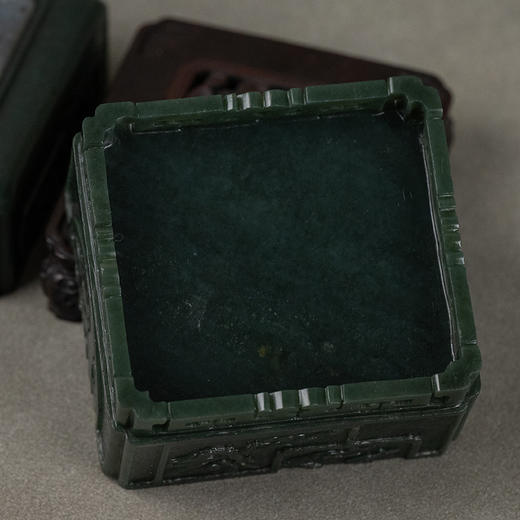 清 碧玉嵌白玉雕竹梅双清图盖盒（红木座） 商品图3