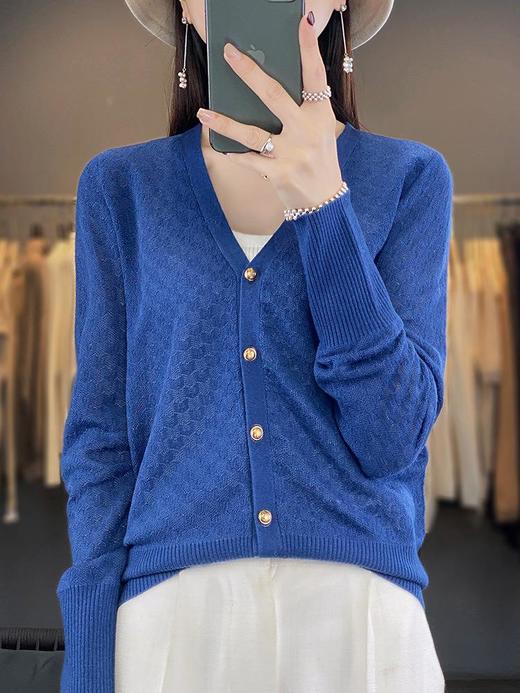 2023秋新款韩版女士V字领精纺羊毛长袖针织衫女士外搭单排扣开衫 商品图3