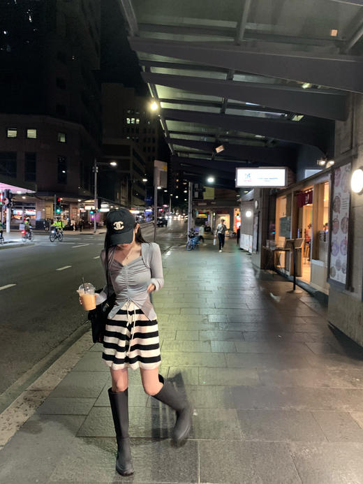 Read Nameless /天菜打底衫灰色+条纹毛巾短裤 商品图0