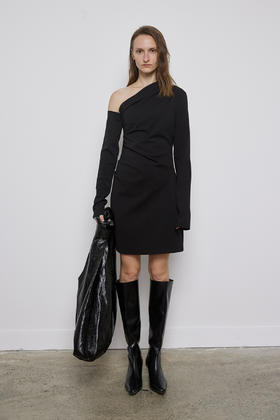 单肩套袖短款连衣裙