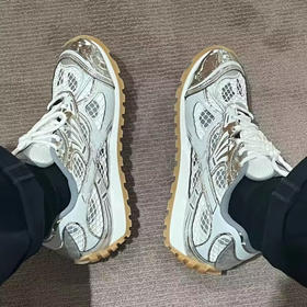 【透气网面！休闲运动之选】2023秋新款IC BV网格老爹鞋银色系带情侣慢跑鞋网面透气休闲运动，银色网格，网面透气设计。