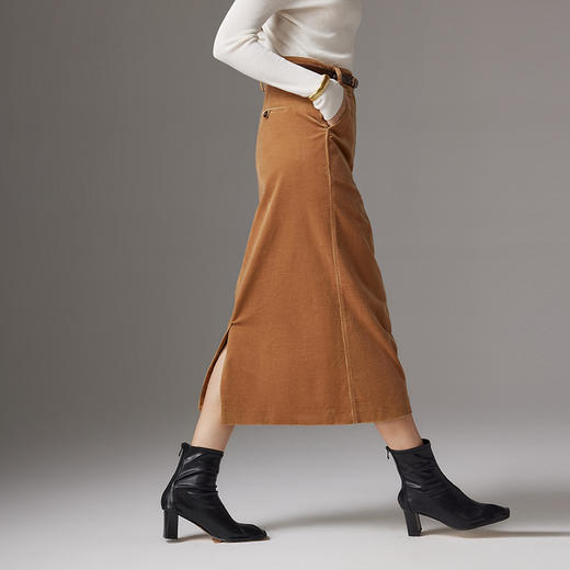 【品牌优选】【合作直发】IN AND ON新款复古灯芯绒显瘦休闲开叉半身长裙 商品图4