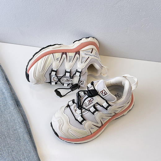 【搭扣设计！轻松便捷】童鞋秋冬2023新款时尚轻便女童老爹鞋中大童儿童运动鞋男童跑步鞋，防撞鞋头，防踢护趾，防滑鞋底，柔软鞋身。 商品图2