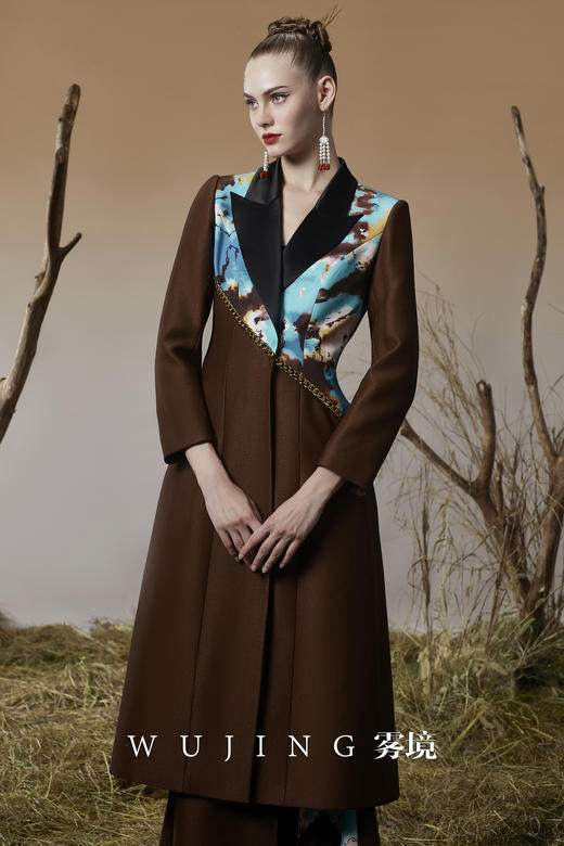 3203051 幽褐怀金 高级颗粒流光皱磨砂缎，定制双层加密四面弹印花大衣 雾境 商品图4