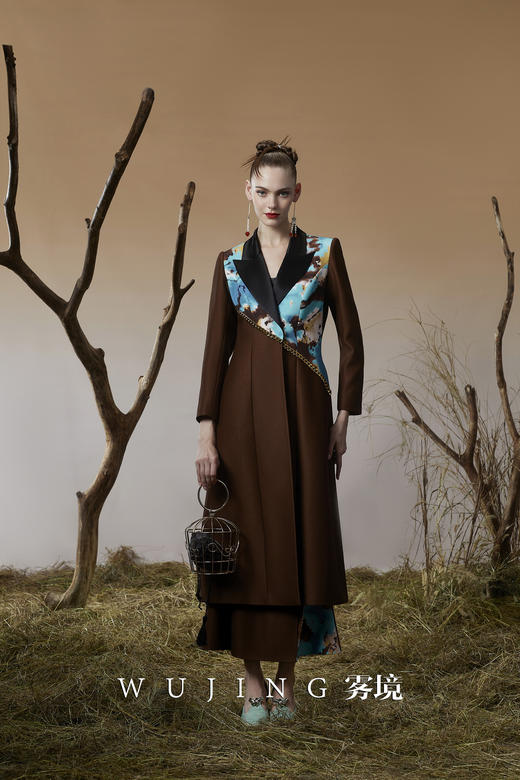 3203051 幽褐怀金 高级颗粒流光皱磨砂缎，定制双层加密四面弹印花大衣 雾境 商品图1