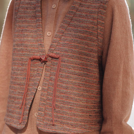 绽放719朵/宽松精致复古新中式盘扣花色V领粽子扣袢羊毛马甲 商品图3