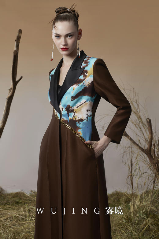 3203051 幽褐怀金 高级颗粒流光皱磨砂缎，定制双层加密四面弹印花大衣 雾境 商品图5