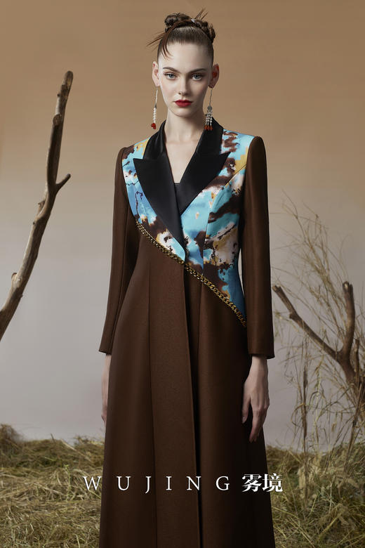 3203051 幽褐怀金 高级颗粒流光皱磨砂缎，定制双层加密四面弹印花大衣 雾境 商品图0