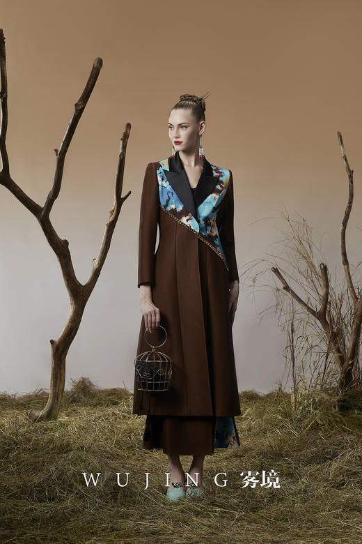 3203051 幽褐怀金 高级颗粒流光皱磨砂缎，定制双层加密四面弹印花大衣 雾境 商品图2