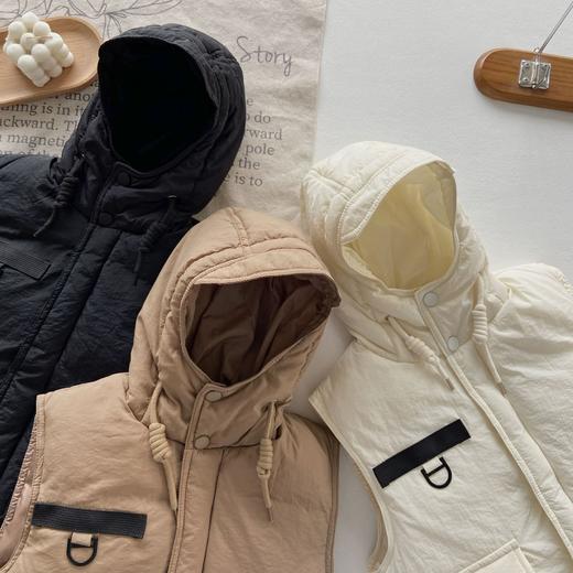 【高质量的羽绒棉材料，良好的保暖舒适！】童洛可2023秋冬新款工装羽绒棉马甲中大童帅气连帽背心休闲坎肩童 商品图2