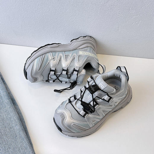 【搭扣设计！轻松便捷】童鞋秋冬2023新款时尚轻便女童老爹鞋中大童儿童运动鞋男童跑步鞋，防撞鞋头，防踢护趾，防滑鞋底，柔软鞋身。 商品图3