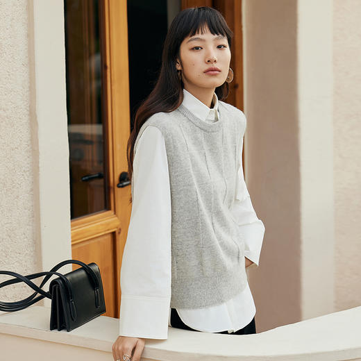 IN AND ON 全绵羊毛针织马甲女2023秋季新款灰色格纹叠穿圆领背心53629 商品图0
