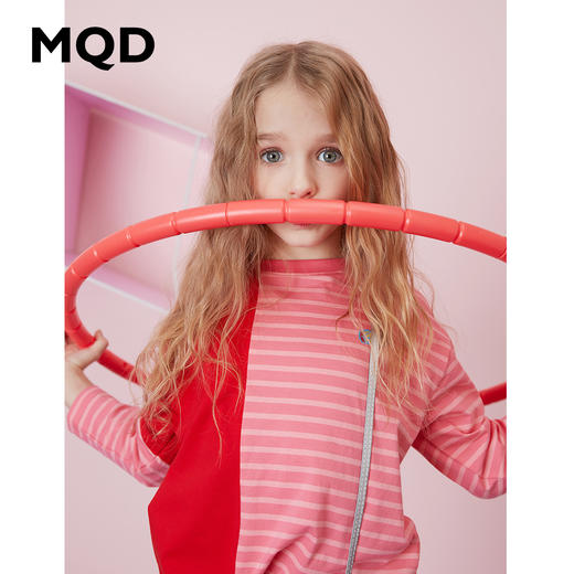 【MQD】童装女童T恤春秋季新款字母条纹拼接圆领宽松胶印落肩上衣 商品图0