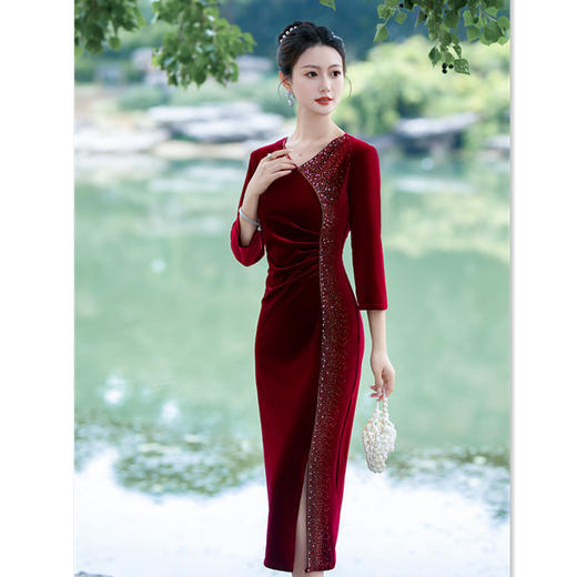 GX时尚改良中式丝绒烫钻V领大码旗袍 2023新款低领婚礼敬酒服 商品图1