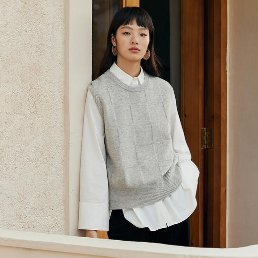 IN AND ON 全绵羊毛针织马甲女2023秋季新款灰色格纹叠穿圆领背心53629 商品图4