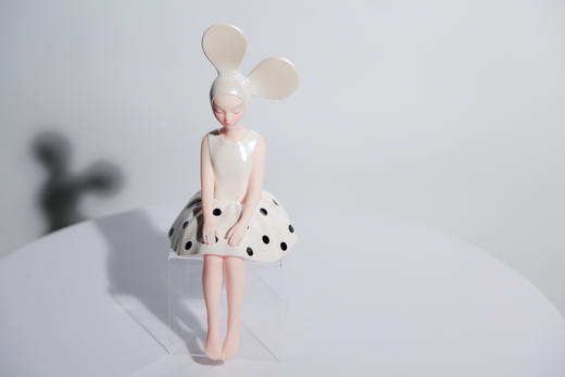 白黑波点然女孩-坐姿 商品图3