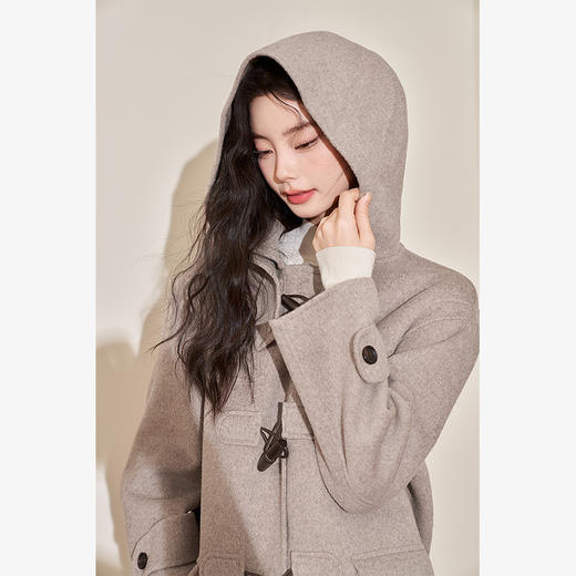 西遇学院风牛角扣羊绒大衣女秋冬新款宽松舒适连帽毛呢外套D0038380 商品图3