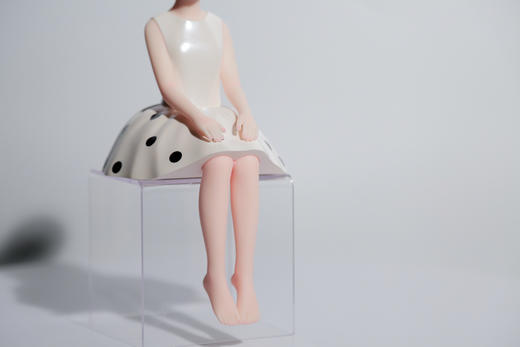 白黑波点然女孩-坐姿 商品图4