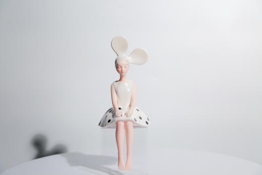 白黑波点然女孩-坐姿 商品图1