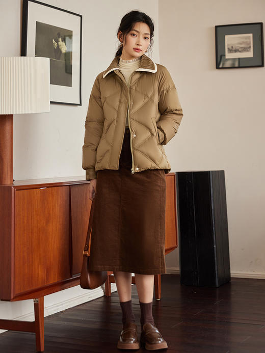 【专属特价】熙世界轻薄白鸭绒羽绒服女2025冬季新款时尚保暖菱形格翻领短外套 商品图4