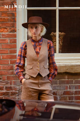 复古马甲搭配轻透格子衬衣