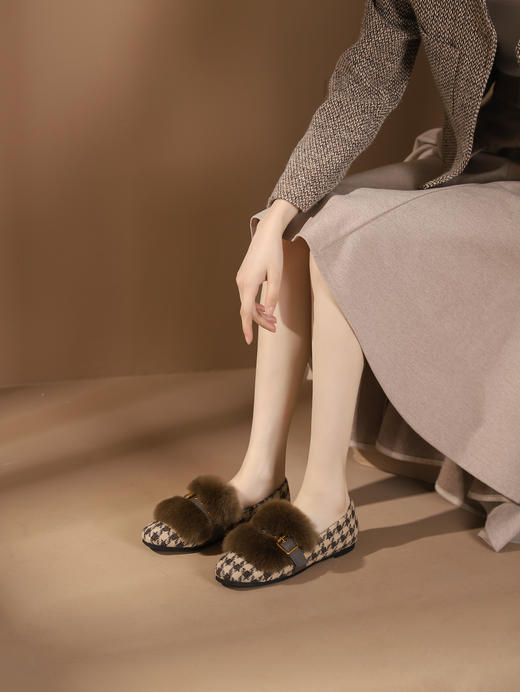 西村名物2023秋季新品复古尖头格子绒毛球饰单鞋X23DM46111 商品图3