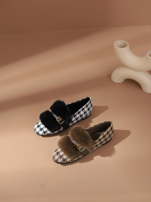 西村名物2023秋季新品复古尖头格子绒毛球饰单鞋X23DM46111 商品图9