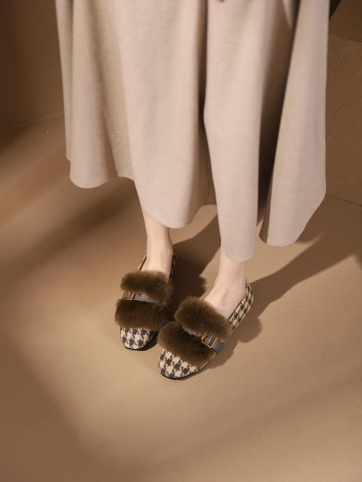 西村名物2023秋季新品复古尖头格子绒毛球饰单鞋X23DM46111 商品图4