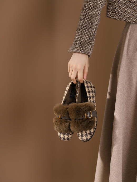 西村名物2023秋季新品复古尖头格子绒毛球饰单鞋X23DM46111 商品图2