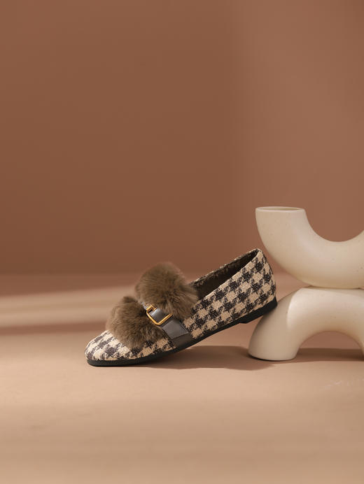 西村名物2023秋季新品复古尖头格子绒毛球饰单鞋X23DM46111 商品图10