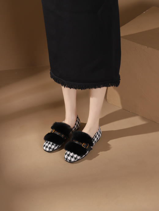 西村名物2023秋季新品复古尖头格子绒毛球饰单鞋X23DM46111 商品图1