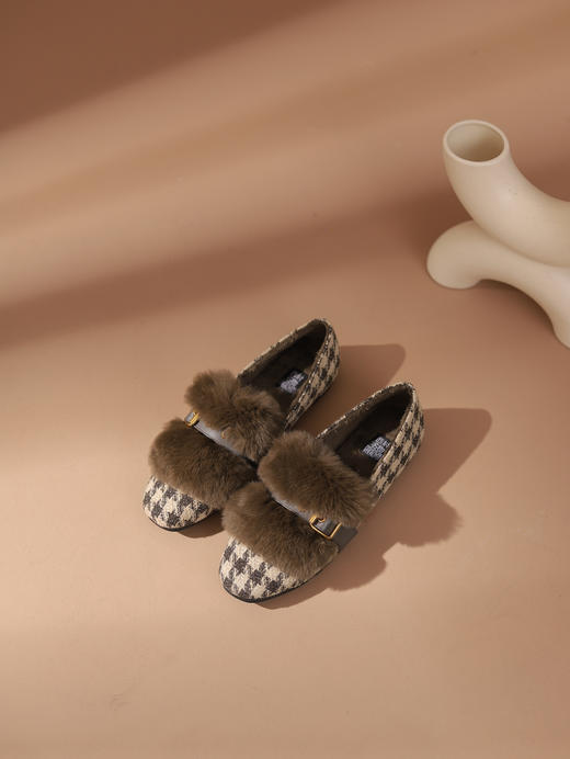 西村名物2023秋季新品复古尖头格子绒毛球饰单鞋X23DM46111 商品图11