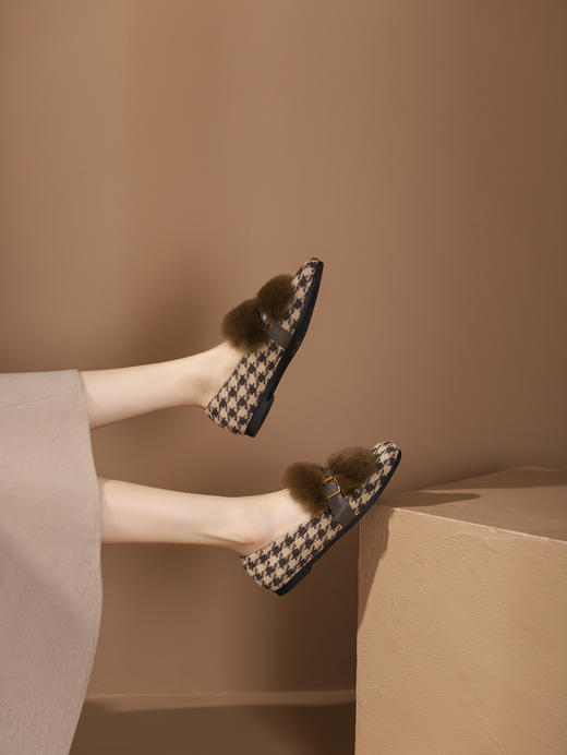 西村名物2023秋季新品复古尖头格子绒毛球饰单鞋X23DM46111 商品图5