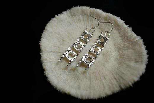 CHEZ BOQUE 冬日童话系列原创手工925银抽象造型耳坠《光的游戏》 商品图2