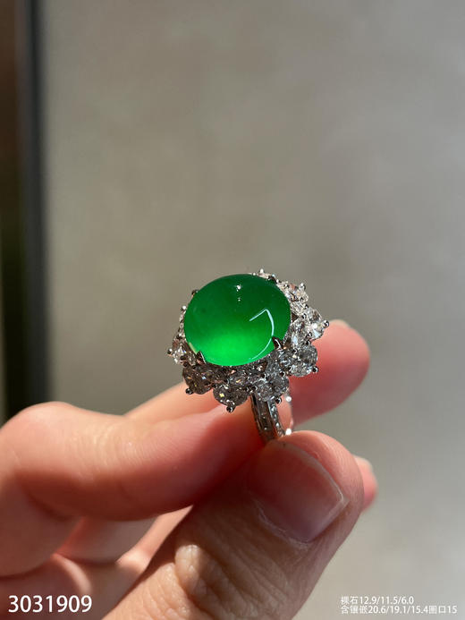 老坑玻璃种艳绿蛋面戒指【3031909】具体价格微信咨询 商品图2