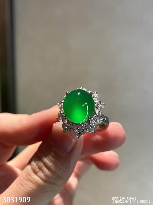 老坑玻璃种艳绿蛋面戒指【3031909】具体价格微信咨询 商品图1