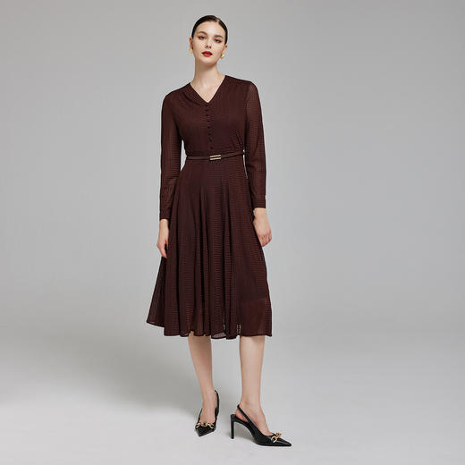 PE8A4斯尔丽2023秋季新款V领气质款收腰大下摆连衣裙 商品图3
