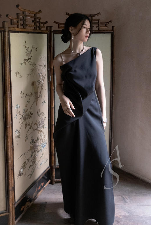 Oude Waag  黑色不对称垂坠无袖连衣裙 商品图2