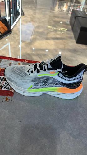 友谊二店 特步男款跑步鞋