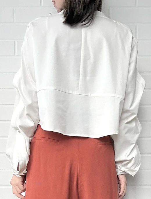 TYNVIE 纽扣装饰廓形长袖上衣-白色 商品图5